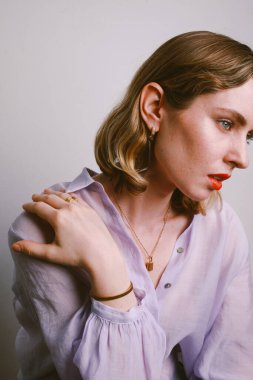 Genç bir kadının portresi. Düşüncelerin ve hissettiklerin bir dizi inançtır..