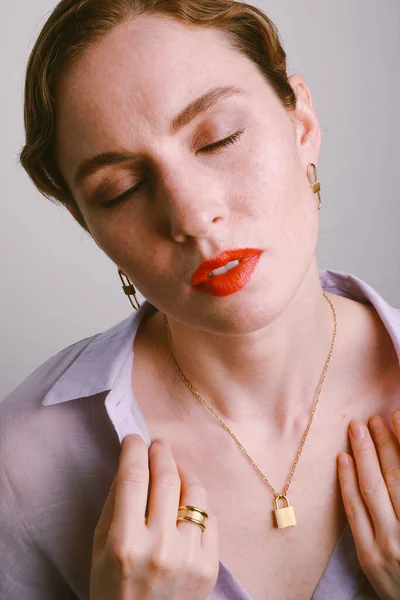 Cropped portrait of thoughtful brunette woman looking aside. Mind set concept. —  Fotos de Stock