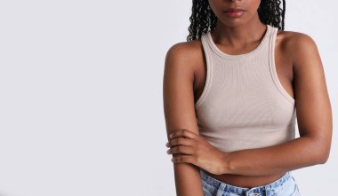 Vücudunu önemseyen Afro-Amerikalı genç bir kadın. Vücut pozitif konsept. 