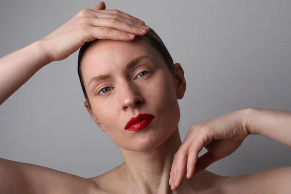 Young caucasian woman with fresh glowing skin and natural makeup at studio. — Stockfoto