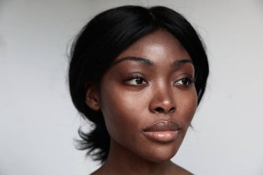 Temiz ciltli, güzel, Afro-Amerikan genç bir kadının yakın çekimi..