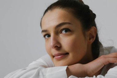 Stüdyoda poz veren iyimser kadının yakın plan portresi. Zihinsel denge.