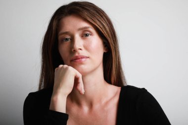 Kameraya bakan, doğal yüzlü, pozitif genç bir kadın. Zihin hazır konsept.