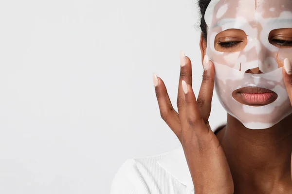 Крупним планом жінка наносить гідрогелеву маску для обличчя. Догляд за шкірою та косметичні процедури — стокове фото
