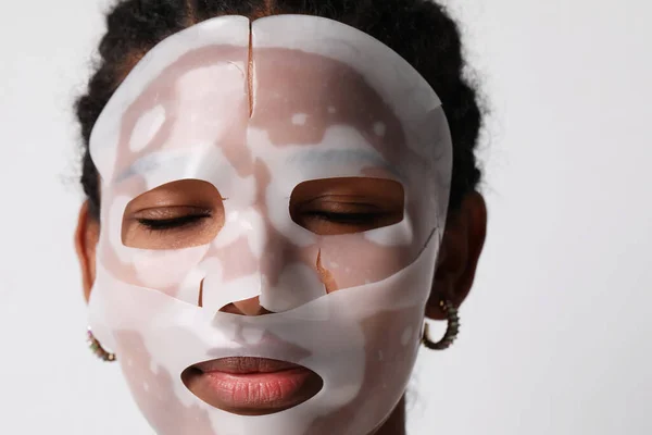 Maketa ženy nanáší hydrogelovou masku na obličej. Péče o pleť a kosmetické ošetření — Stock fotografie