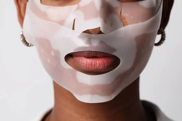 Close-up of woman applies a hydro gel face mask. Skin care and beauty product. — Stock fotografie