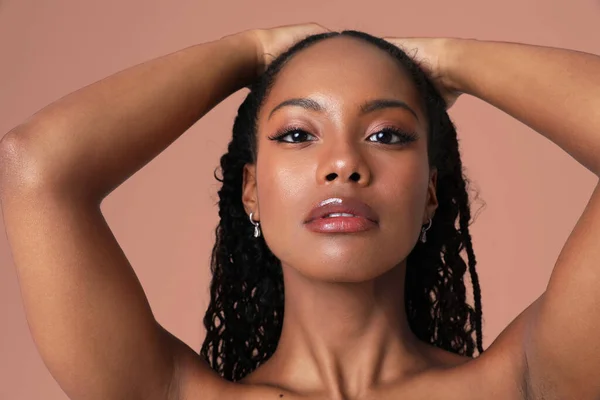 Close-up of African American woman poses indoor. Body and skin care concept. — Stockfoto