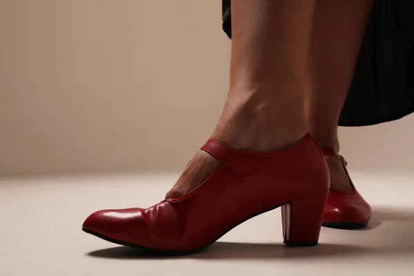 Femme avec des chaussures de danse flamenco rouge isolées sur fond blanc. Maquette. — Photo