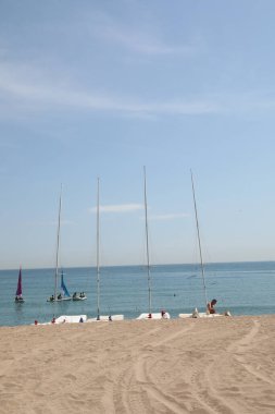 Şehrin sahil manzarasının dikey görüntüsü. Güneşli hava ve Akdeniz. Model.