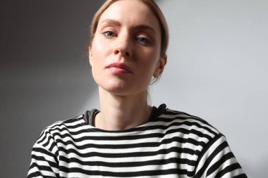 Kameraya bakıp derin düşüncelere dalmış genç bir kadının portresi. Zihin yapısı konsepti