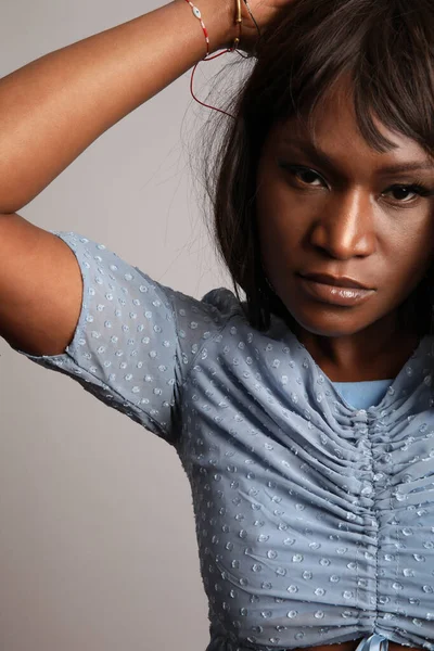 Close-up retrato de afro-americano jovem mulher usa vestido azul posando interior — Fotografia de Stock