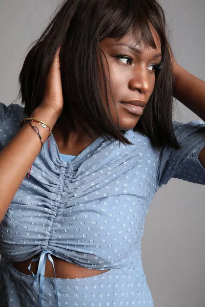 Retrato de afro-americano jovem usa vestido posando interior. Isolados. — Fotografia de Stock