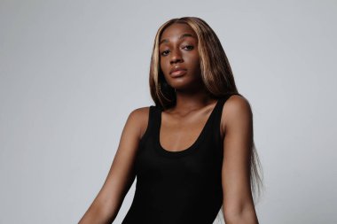 Vücut kıyafetli güzel bir kadının mükemmel vücut pozu ve görüntüsü. İzole edilmiş. Yüksek kalite fotoğraf.