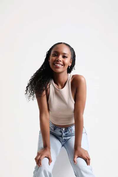 Potret Vertikal Wanita Muda Yang Bahagia Berpose Dan Tersenyum Studio — Stok Foto