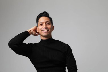 Beyaz duvarın yanında duran gülümseyen Asyalı adam. İş adamı kavramı. Model yap. Yüksek kalite fotoğraf.