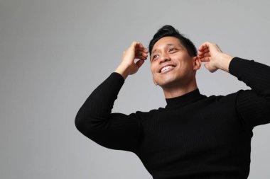 Beyaz duvarın yanında duran gülümseyen Asyalı adam. İş adamı kavramı. Model yap. Yüksek kalite fotoğraf.