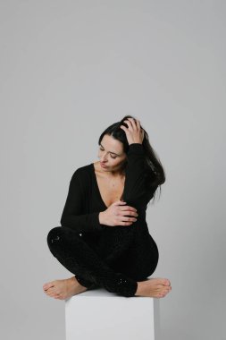 Üzgün ve stresli orta yaşlı kadın üzgün üzgün bakıyor. Akıl sağlığı sorunları. Yüksek kalite fotoğraf