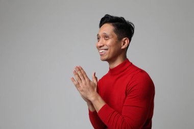 Beyaz duvarın yanında duran gülümseyen Asyalı adam. İş adamı kavramı. Model yap. Yüksek kalite fotoğraf.