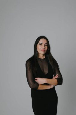 Beyaz arka planda poz veren orta yaşlı güzel bir kadının portresi. Dikey. Yüksek kalite fotoğraf.