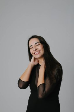 Orta yaşlı bir kadın dostça gülümseyip kameraya bakıyor. Kendi kusurları olan gerçekçi imgeler. Seçici odaklanma. Yüksek kalite fotoğraf