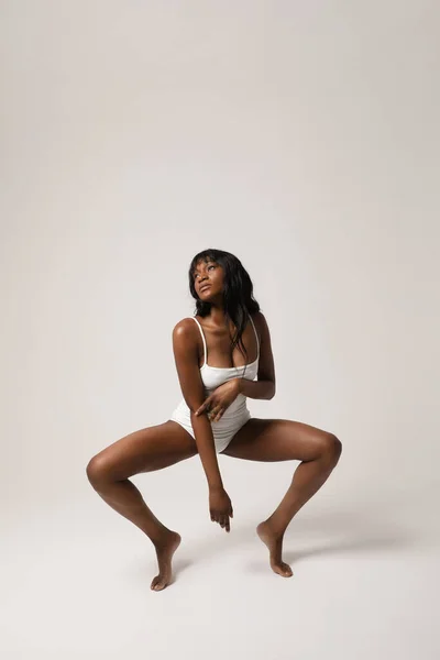 Junge Afrikanerin Mit Perfektem Körper Posiert Drinnen Körper Und Hautpflege — Stockfoto