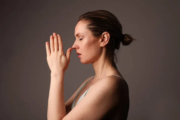 Yoga Vrouw Mediteert Met Gesloten Ogen Grijze Achtergrond Gezond Leven — Stockfoto