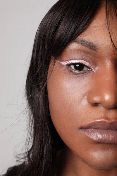 Beyaz Duvarda Poz Veren Afrikalı Amerikalı Genç Bir Kadının Yakın — Stok fotoğraf