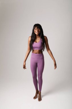 Beyaz arka planda kadın vücut geliştiricisinin portresi. Vücut bakımı. Yüksek kalite fotoğraf.