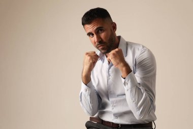 Gaddar genç adam beyaz arka planda kutu pozisyonunda duruyor. Dikey maket. Yüksek kalite fotoğraf.