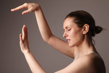 Şehvetli ince kadın, koyu arka planda izole bir şekilde poz veriyor. Mükemmel kadın vücudu. Yüksek kalite fotoğraf.