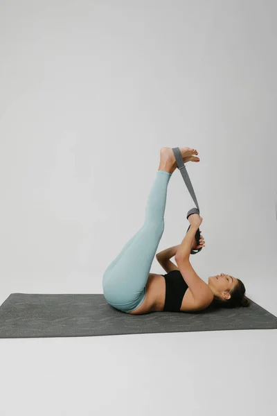 Wanita Muda Melakukan Latihan Yoga Terisolasi Pada Latar Belakang Putih — Stok Foto