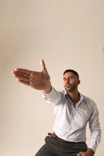 Pemuda Brutal Menunjukkan Telapak Tangan Berpose Latar Belakang Putih Vertikal — Stok Foto