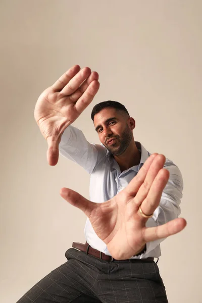 Pemuda Brutal Menunjukkan Telapak Tangan Berpose Latar Belakang Putih Vertikal — Stok Foto
