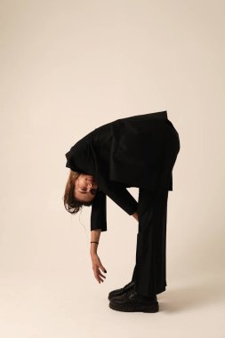 Beyaz arka planda poz veren genç sarışın kadın. Zihin konsepti. Dikey. Yüksek kalite fotoğraf.