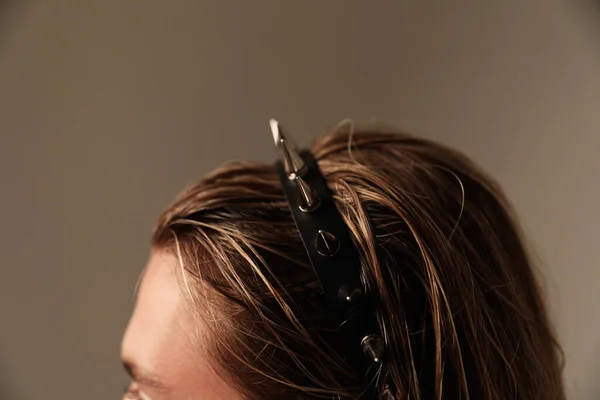 Mock Recortado Punky Headband Isolado Fundo Escuro Foto Alta Qualidade — Fotografia de Stock