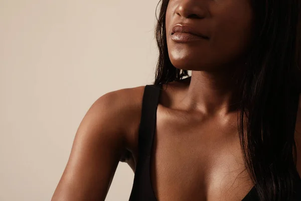 Beautiful African American Woman Face Close Posing Indoor Mock High — Stok fotoğraf