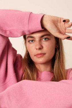 Kameraya bakan genç bir kadının portresi beyaza poz veriyor. Zihin konsepti. Yüksek kalite fotoğraf.