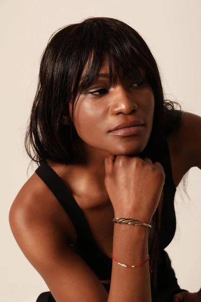 Beautiful African American Woman Face Close Posing Indoor Mock High — Fotografia de Stock