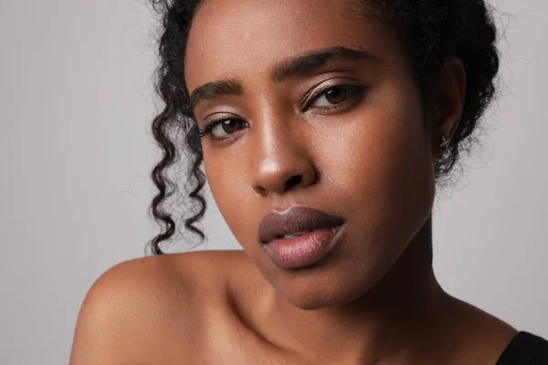 Close Portrait African American Young Woman Looking Camera Mock High — ストック写真