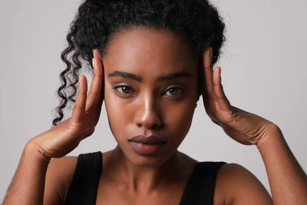 Wanita Muda Afrika Amerika Menyentuh Kepalanya Dan Melihat Kamera Mock — Stok Foto