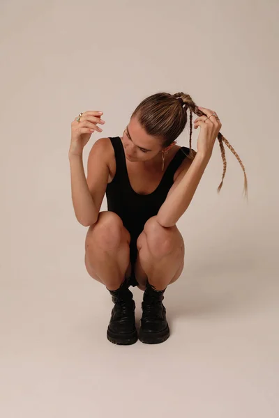 Indoor Portrait Young Woman Black Body Posing Studio Mock High — Fotografia de Stock