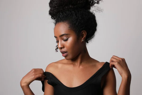 Headshot African American Young Woman Posing Indoor Looking Aside Mock —  Fotos de Stock