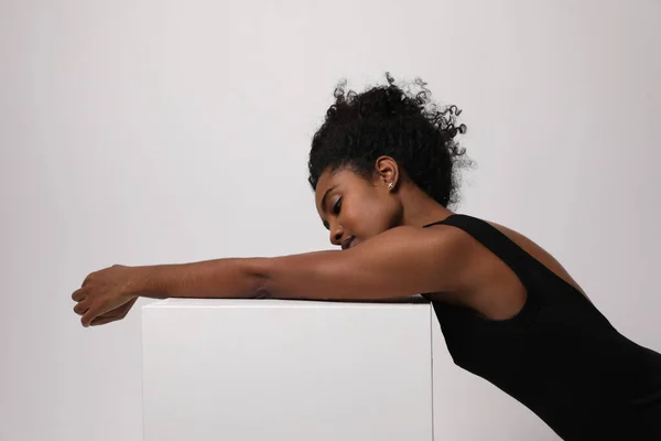 Potret Wanita Muda Afrika Amerika Yang Berpose Studio Mock Foto — Stok Foto