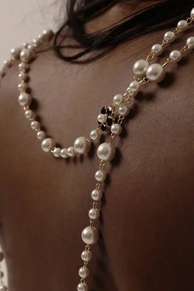 Zbliżenie Pięknej Kobiety Perłowym Naszyjnikiem Akcesoria Brązowej Skóry Wewnątrz Wysokiej — Zdjęcie stockowe