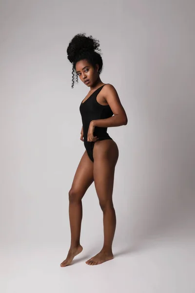 African American Woman Perfect Body Posing Indoor Looking Aside Mock — Foto de Stock