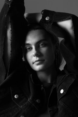 Kameraya bakan genç bir kadının portresi beyaza poz veriyor. Zihin konsepti. Yüksek kalite fotoğraf.