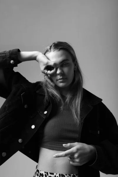 Porträtt Ung Kvinna Som Tittar Kameran Poserar Vitt Tankesätt Koncept — Stockfoto
