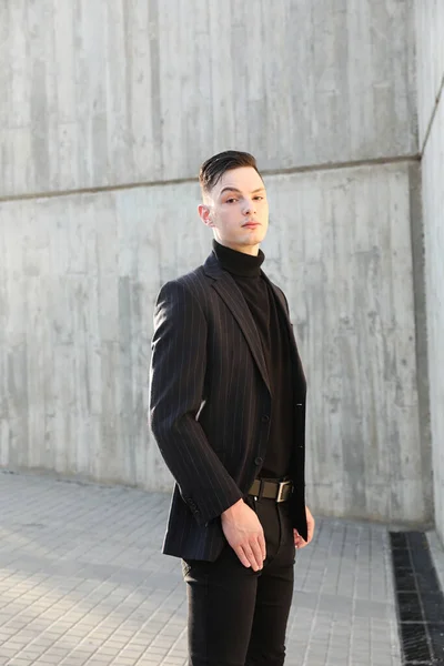 Handsome Smiling Stylish Hipster Lambersexual Model Fashion Male Posing Street — kuvapankkivalokuva