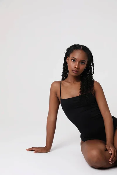 Corpo Positivo Confiante Jovem Mulher Sorrindo Posando Dentro Casa Isolado — Fotografia de Stock