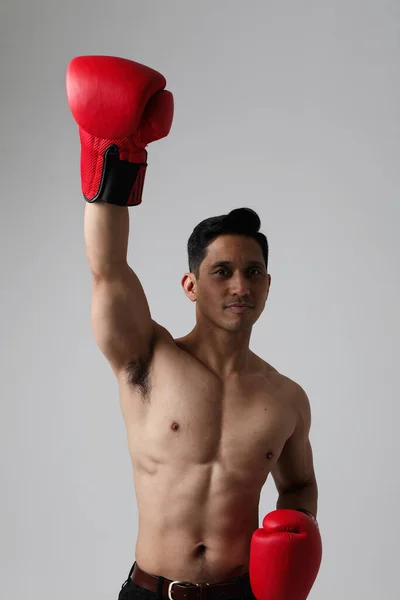 Retrato Vertical Boxeador Asiático Sobre Parede Branca Com Luvas Levantadas — Fotografia de Stock